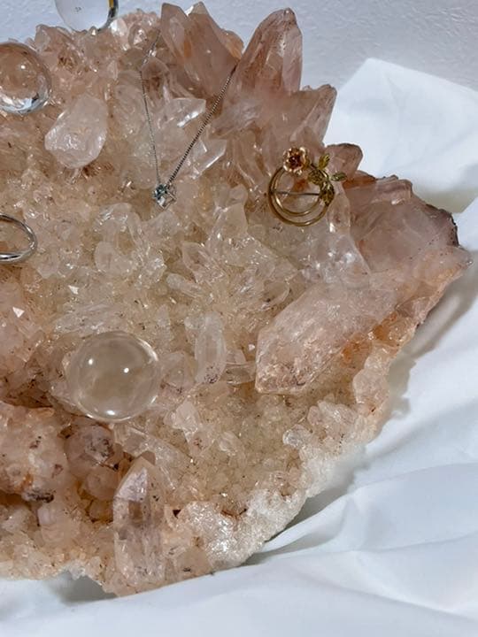 ピンクマニカラン クラスター　たっぷりブレスレット、アクセサリー乗せられます。