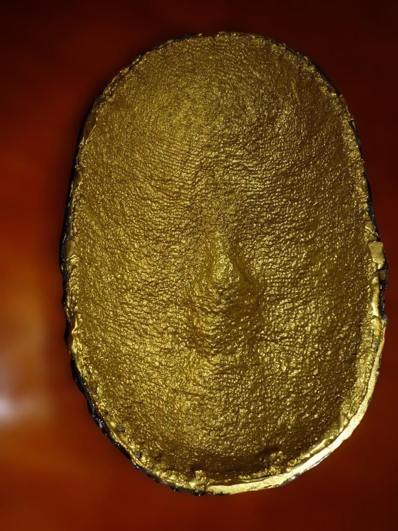 小面の面表面にワニ革（カイマン）と蛇革（パイソン）を張った作品