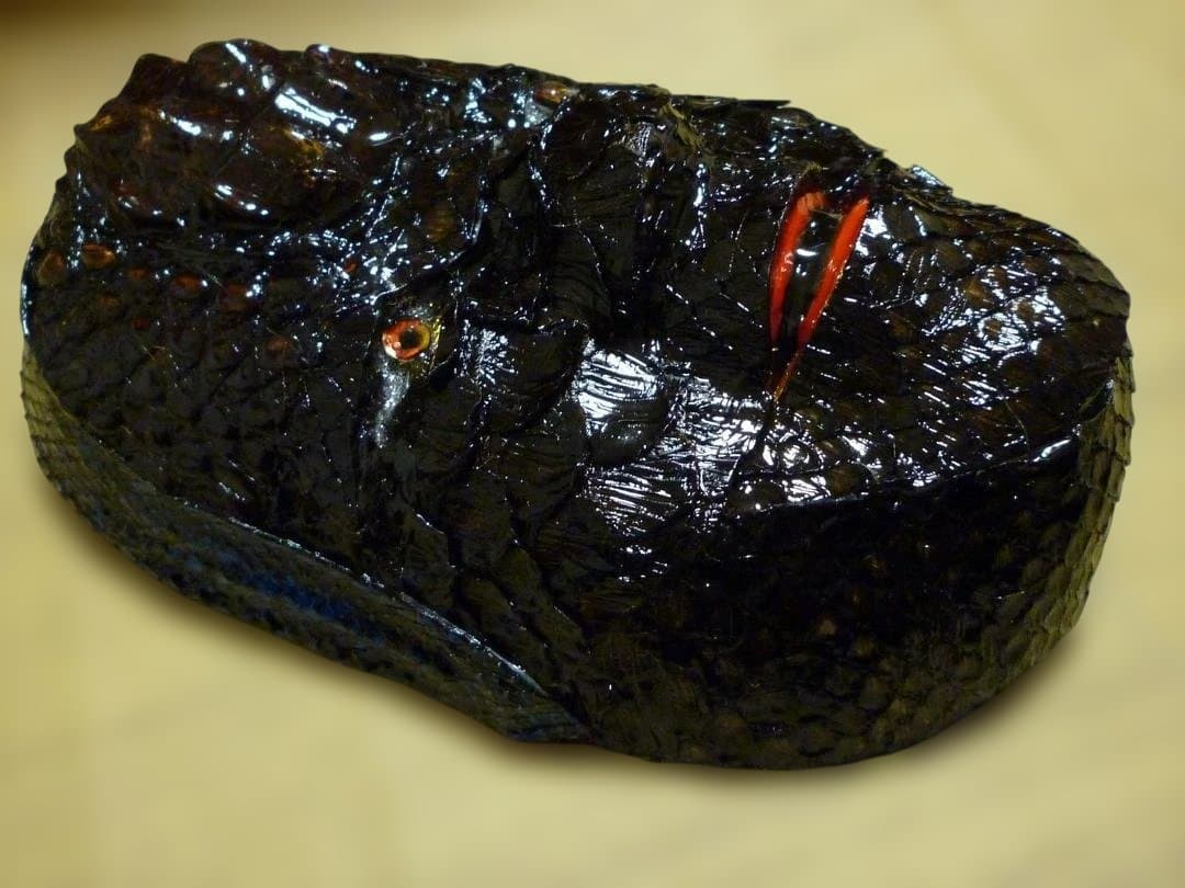 小面の面表面にワニ革（カイマン）と蛇革（パイソン）を張った作品