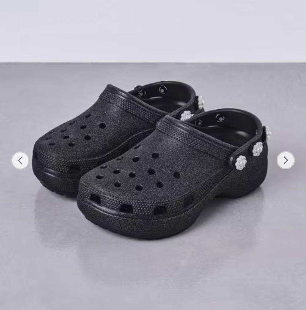 はる　UA別注】crocsクラシック プラットフォーム サンダル　24㎝