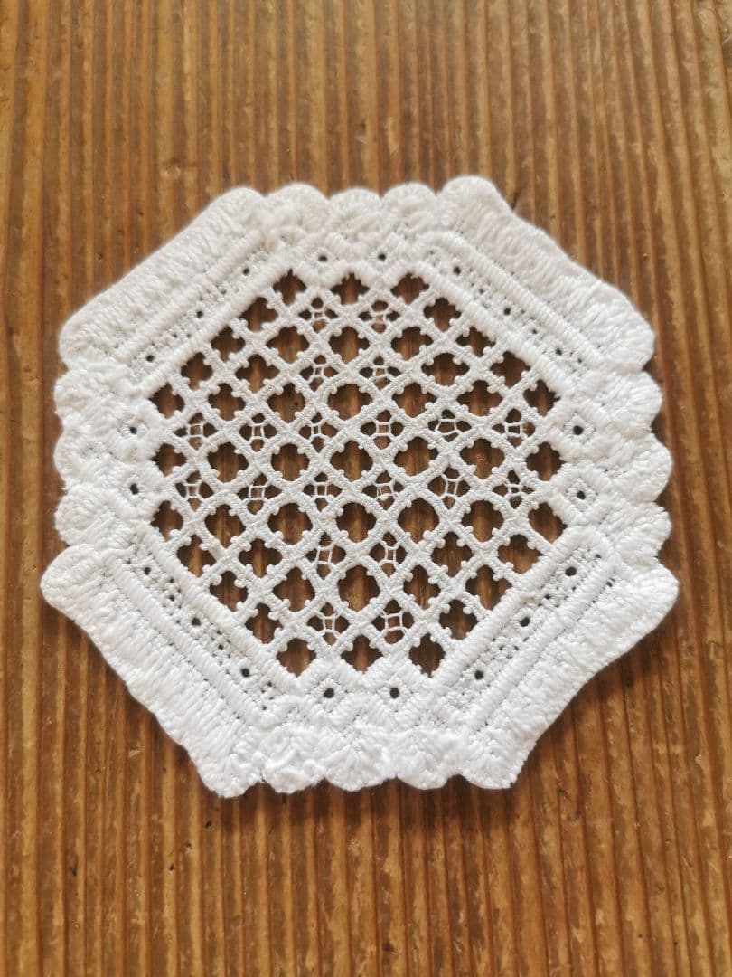 アンティーク北欧 ハーダンガー緻密な総刺繍レースコースター スクエアドイリー
