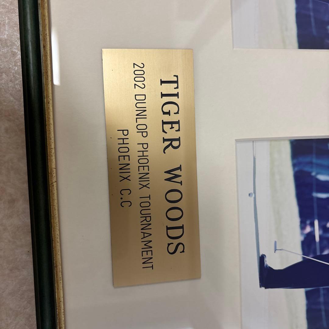 タイガーウッズのスコアカードと写真の額