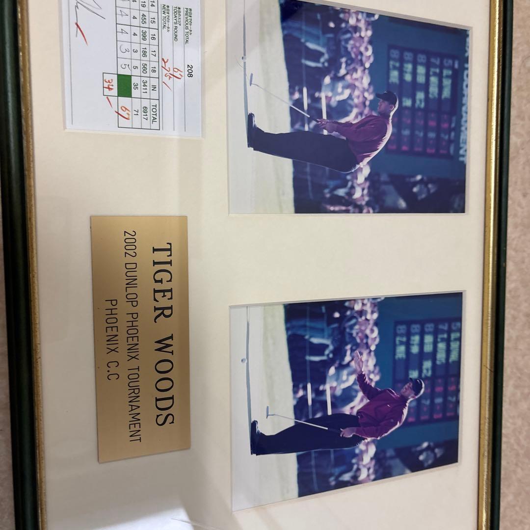 タイガーウッズのスコアカードと写真の額