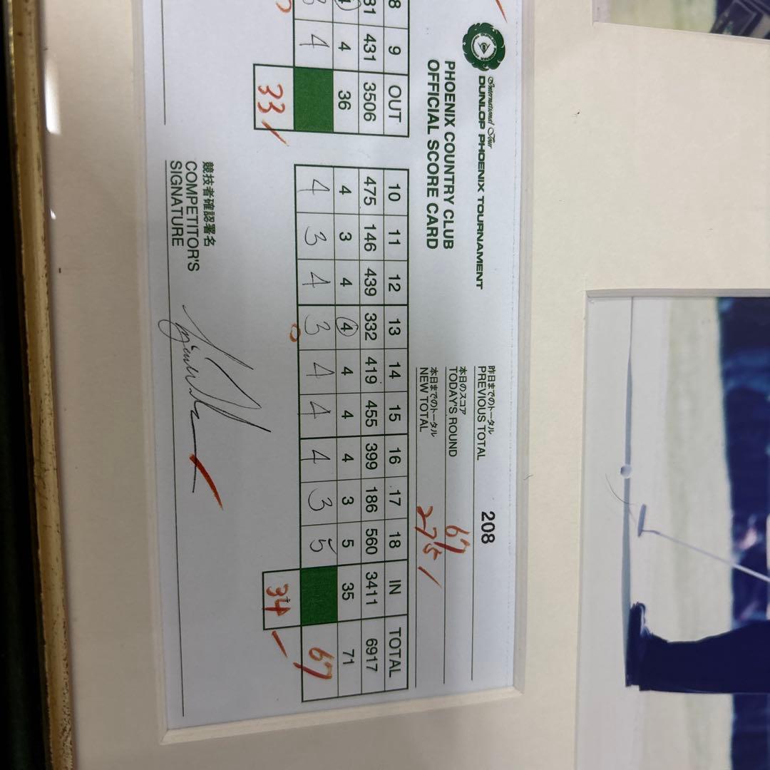 タイガーウッズのスコアカードと写真の額