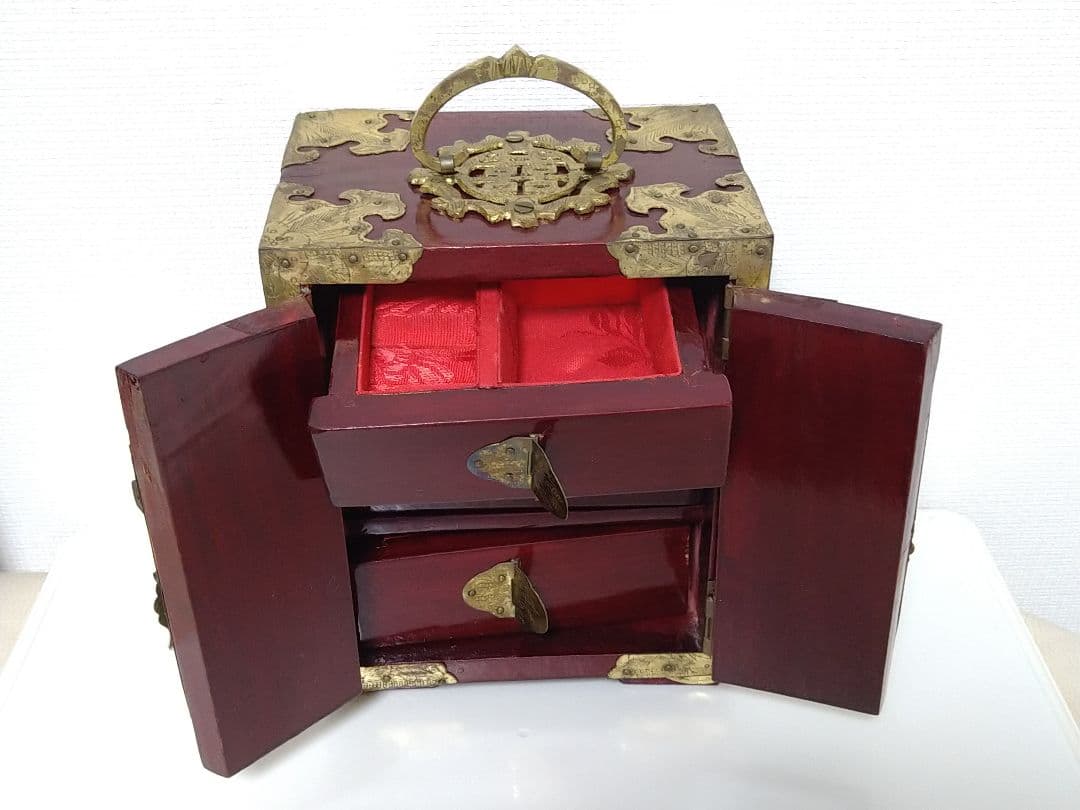 プロフ必読！∞ アンティークなディスプレイに♪翡翠をはめ込んだレア小物入れ ∞