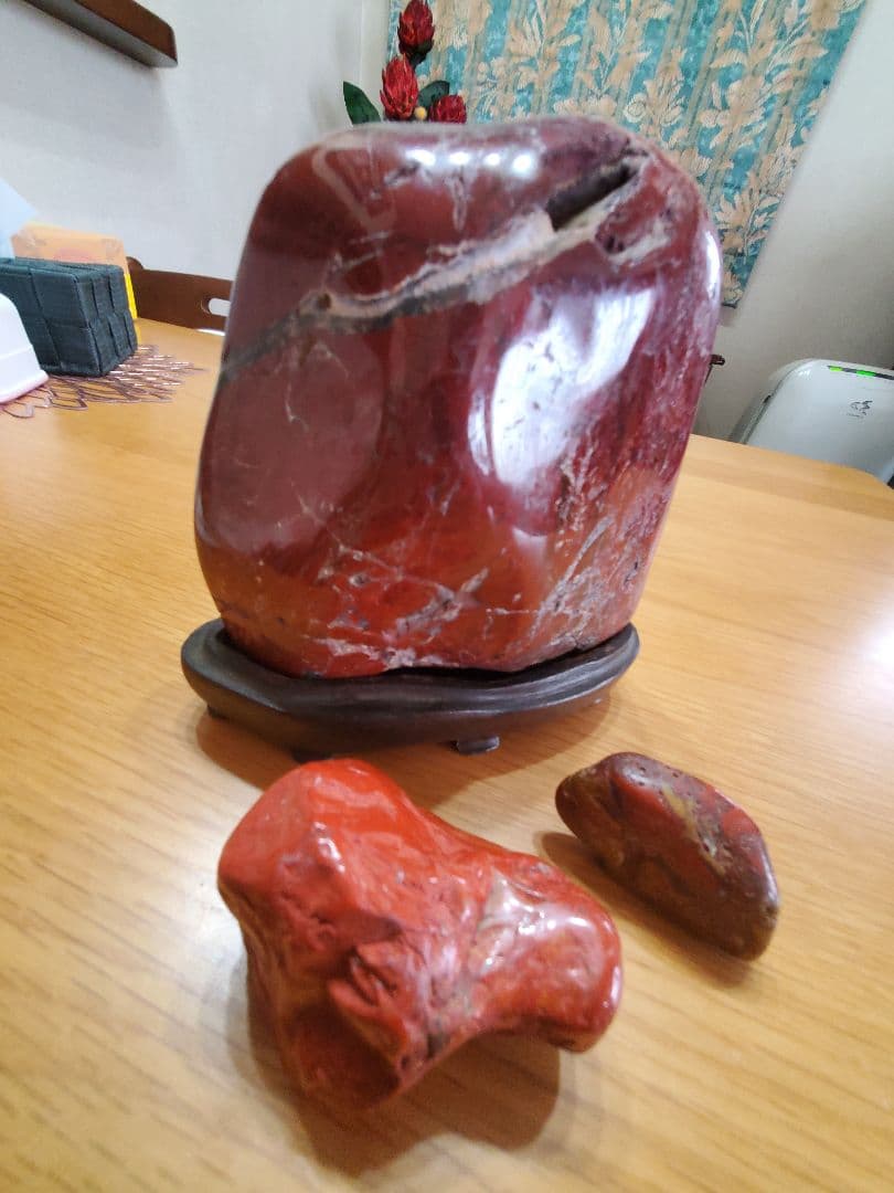 天然石 佐渡赤石　木製スタンド付き 1910g　本日 最終値下げです。