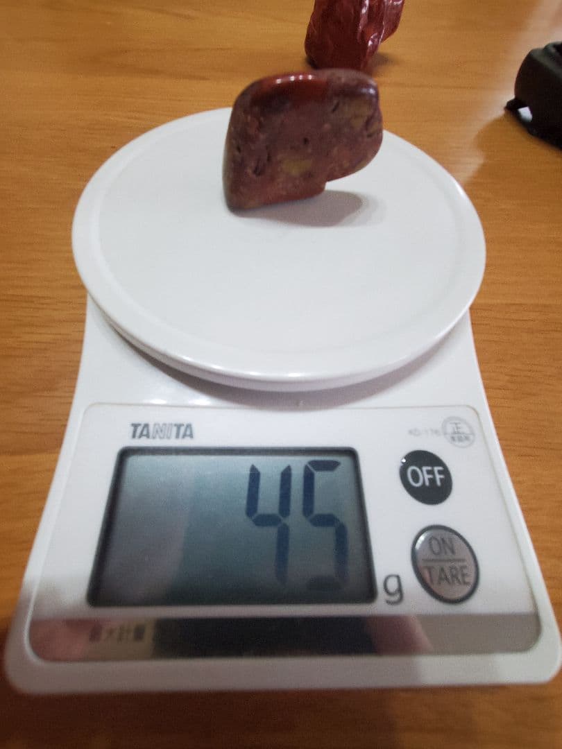 天然石 佐渡赤石　木製スタンド付き 1910g　本日 最終値下げです。