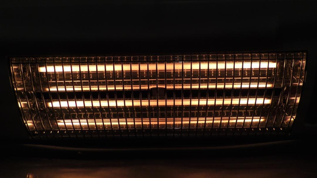 壁掛け電気ストーブ