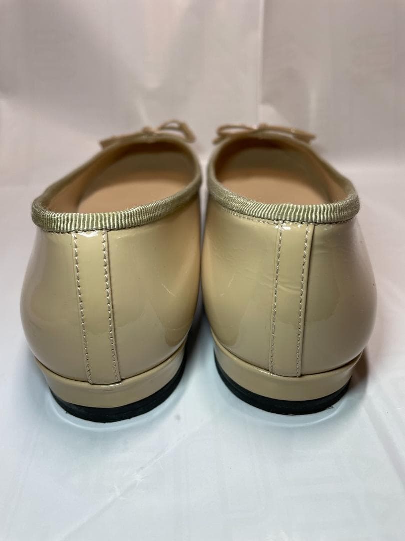 極美品 PRADA ベージュエナメル フラットパンプス バレリーナ　25.5JP
