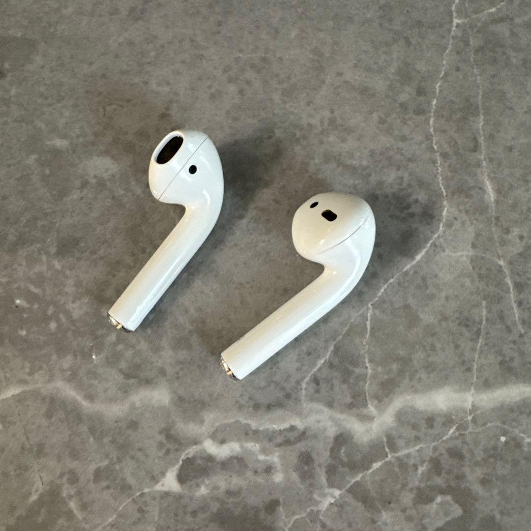 Apple AirPods ワイヤレスイヤフォン【第二世代】