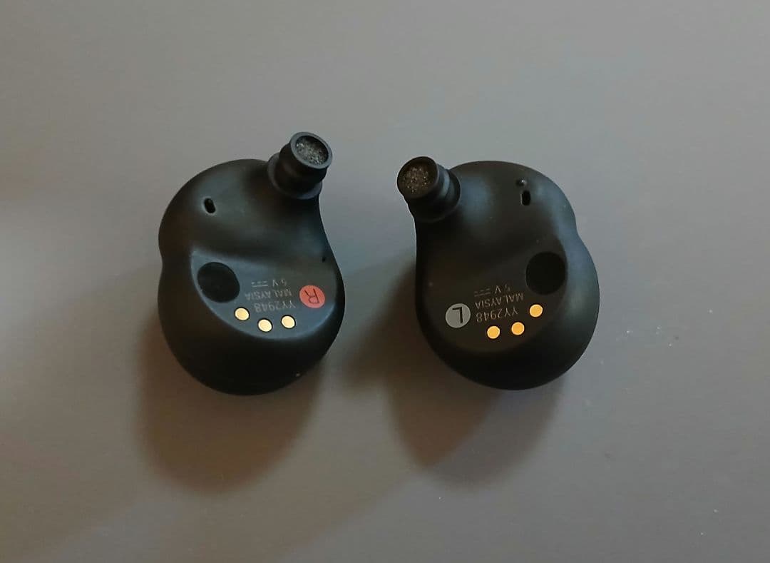 SONY　WF-1000XM4　ワイヤレス　ノイズキャンセリング　イヤホン　①