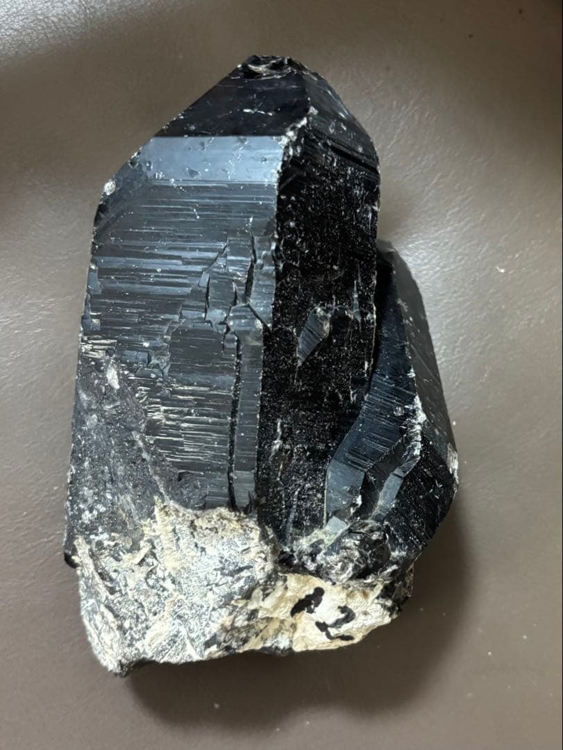 黒水晶　モリオン　原石　木製スタンド付き　2.3kg 特大結晶　パワーストーン