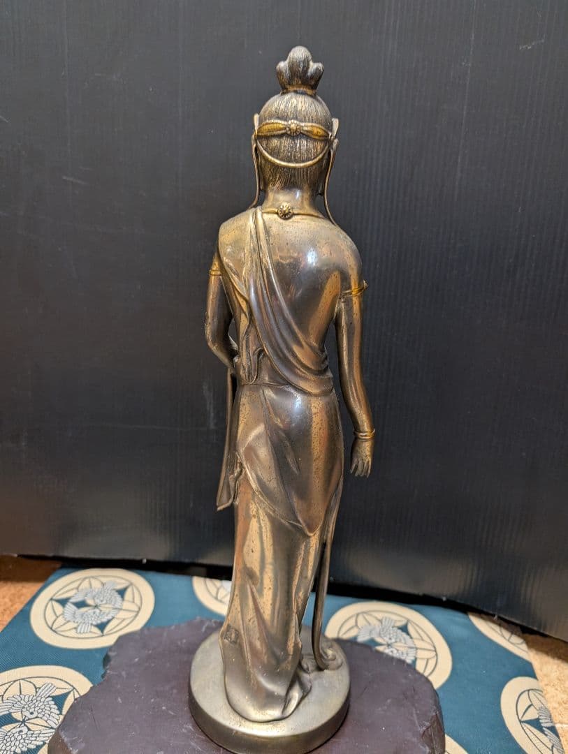 金属製仏像 約30cm 黒い台座付き