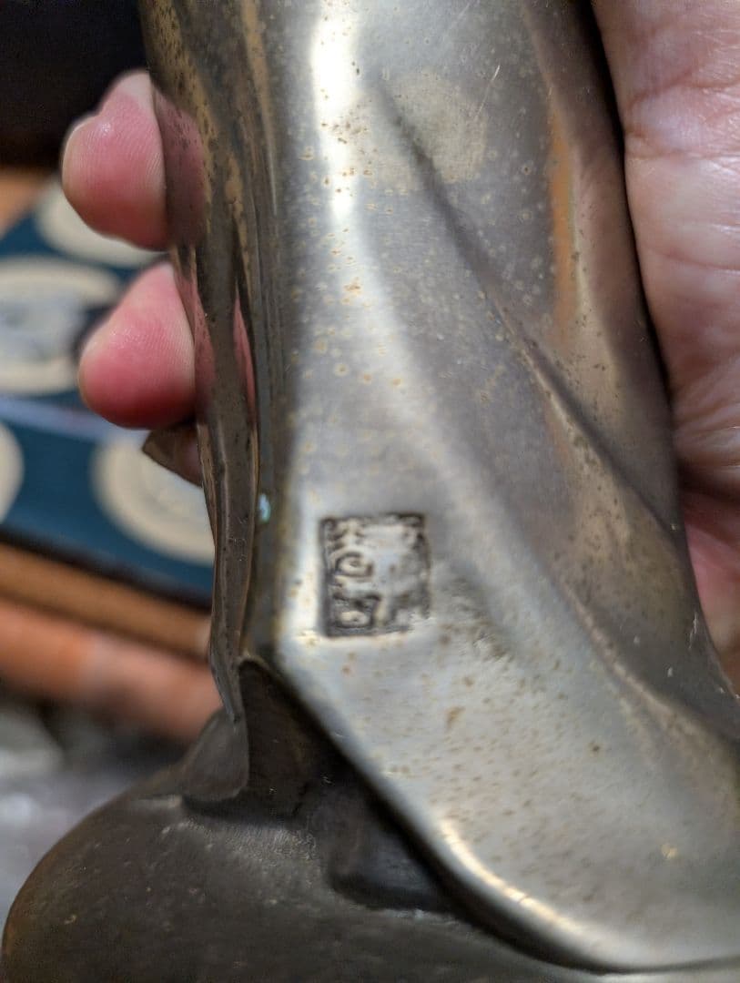 金属製仏像 約30cm 黒い台座付き