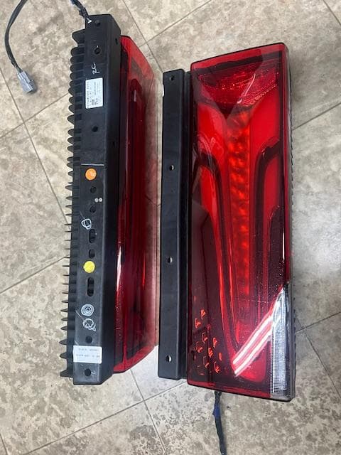 三菱ふそう 新型スーパーグレート LEDテールランプ⑩’