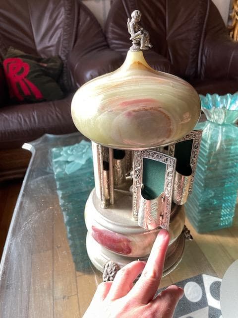 装飾的なオニキスランプスタンド