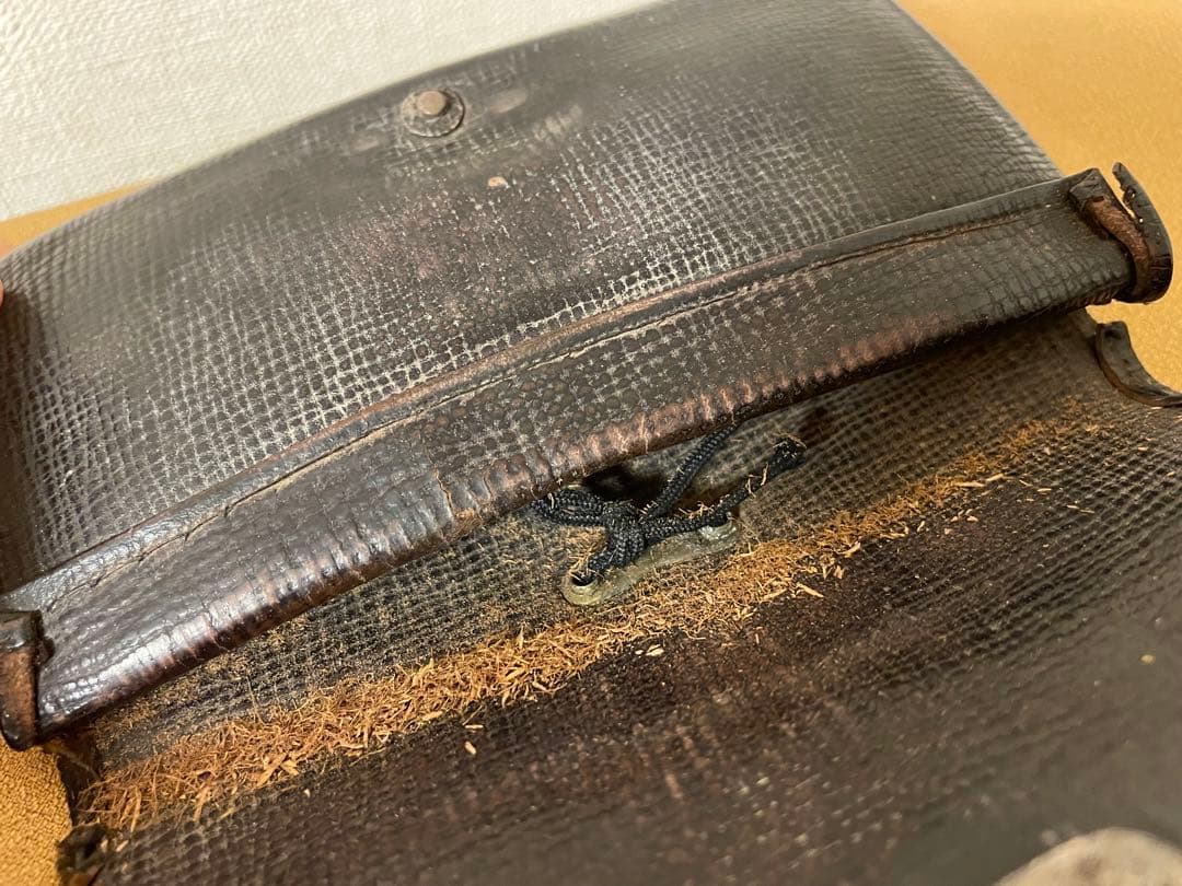 日本製アンティーク　キセル筒付き革製タバコ入れ