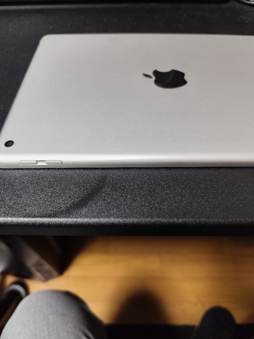 【美品】iPad 第5世代 32GB シルバー wifiモデル　おまけつき