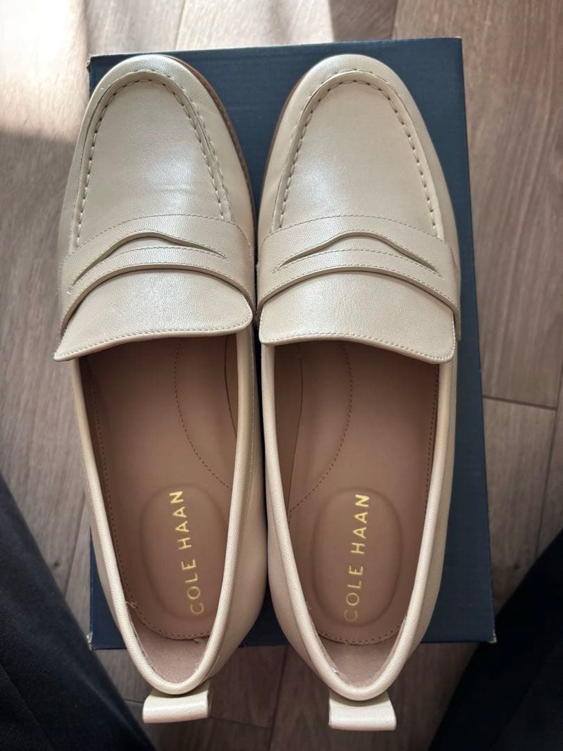 【新品未使用】COLE HAAN クリームベージュローファー