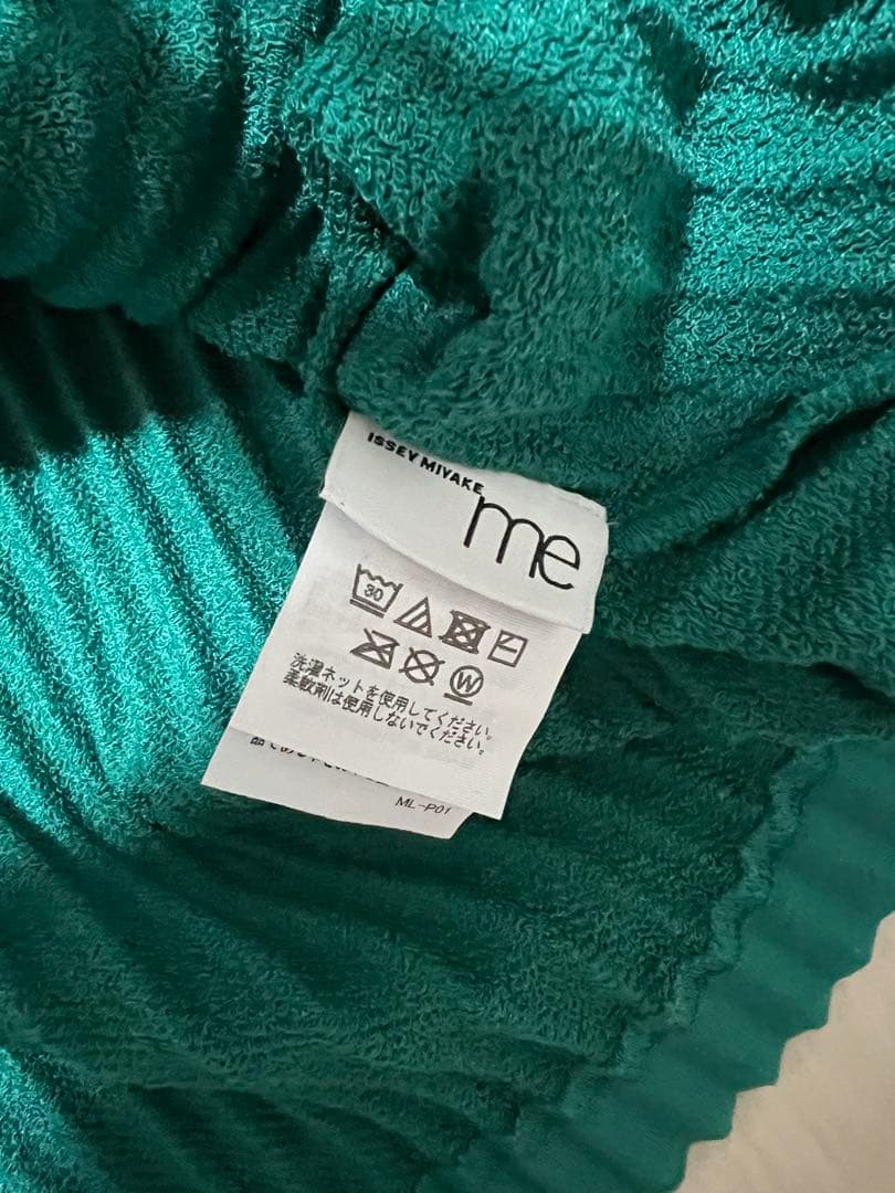 ISSEY MIYAKE me グリーン ジップパーカー