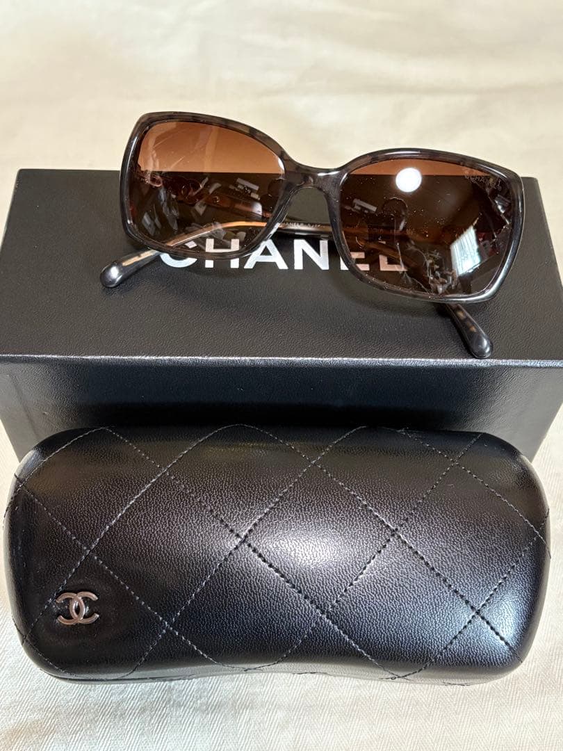 CHANEL スクエア型サングラス ブラウンレンズ
