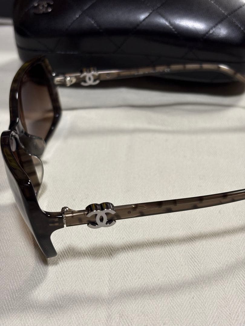 CHANEL スクエア型サングラス ブラウンレンズ