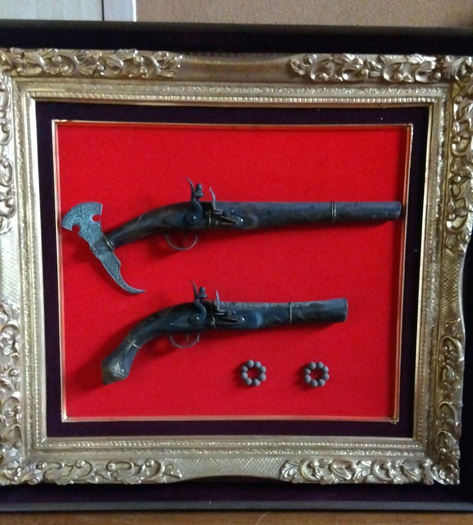 アンティークピストルセット　装丁済み　額縁