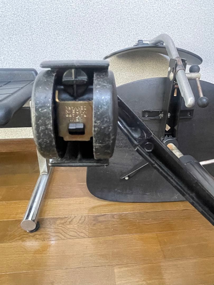 KEVI ブラック 回転式デスクチェア