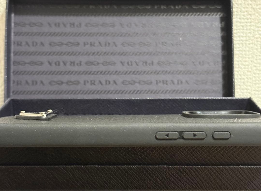 聖　PRADA iPhone16pro max用ケース