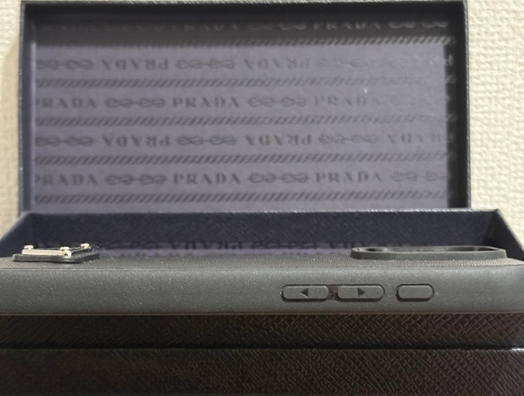 聖　PRADA iPhone16pro max用ケース