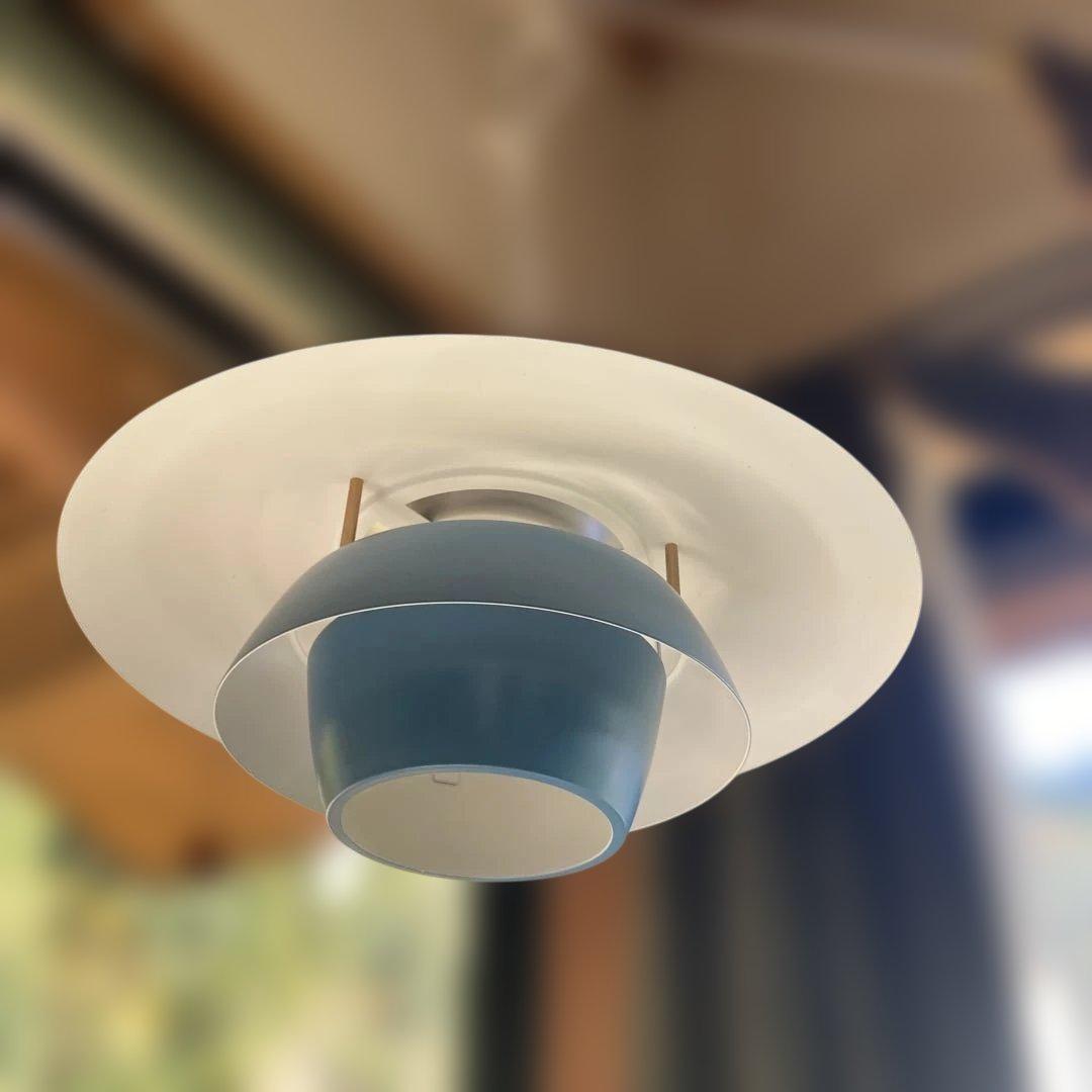 青と白の多層ペンダントライト　モダンデザイン　　ブルー　ミッドセンチュリー