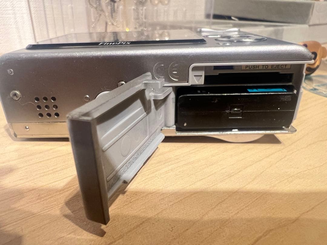 実用品　フジフイルム　FUJIFILM　FinePix F11 デジカメ