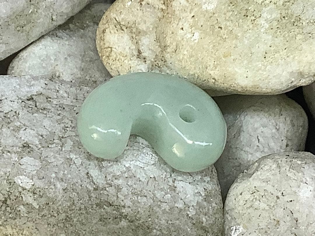 ✳摩訶不思議なお守り　糸魚川翡翠勾玉　極上高額材料使用　本物天然ひすいのお守り‼️