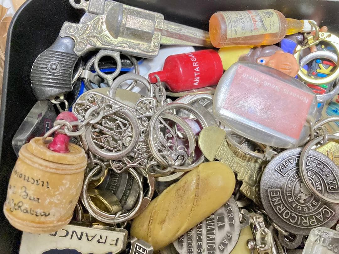 【ずっしり】フレンチキーホルダー1.8kg超 / 103個｜広告キーホルダー