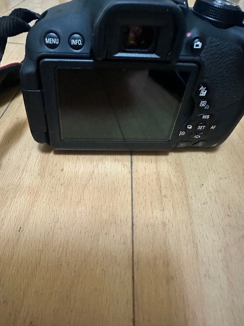 Canon EOS 700D デジタル一眼レフカメラ。バッテリーと充電器付属