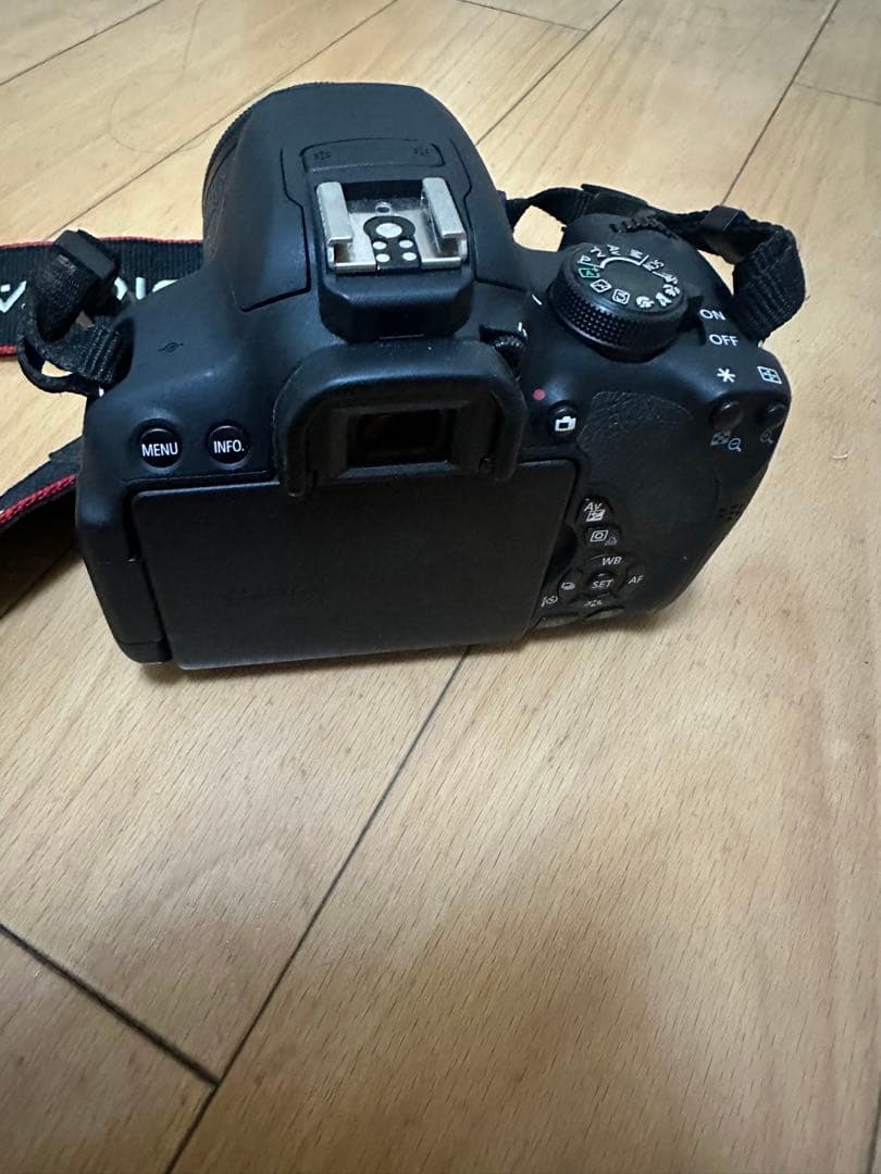 Canon EOS 700D デジタル一眼レフカメラ。バッテリーと充電器付属
