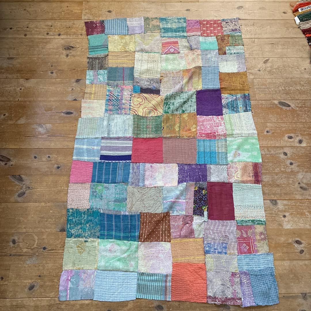 インドのヴィンテージキルト　カンタキルトの端切れで作った大きなパッチワーク