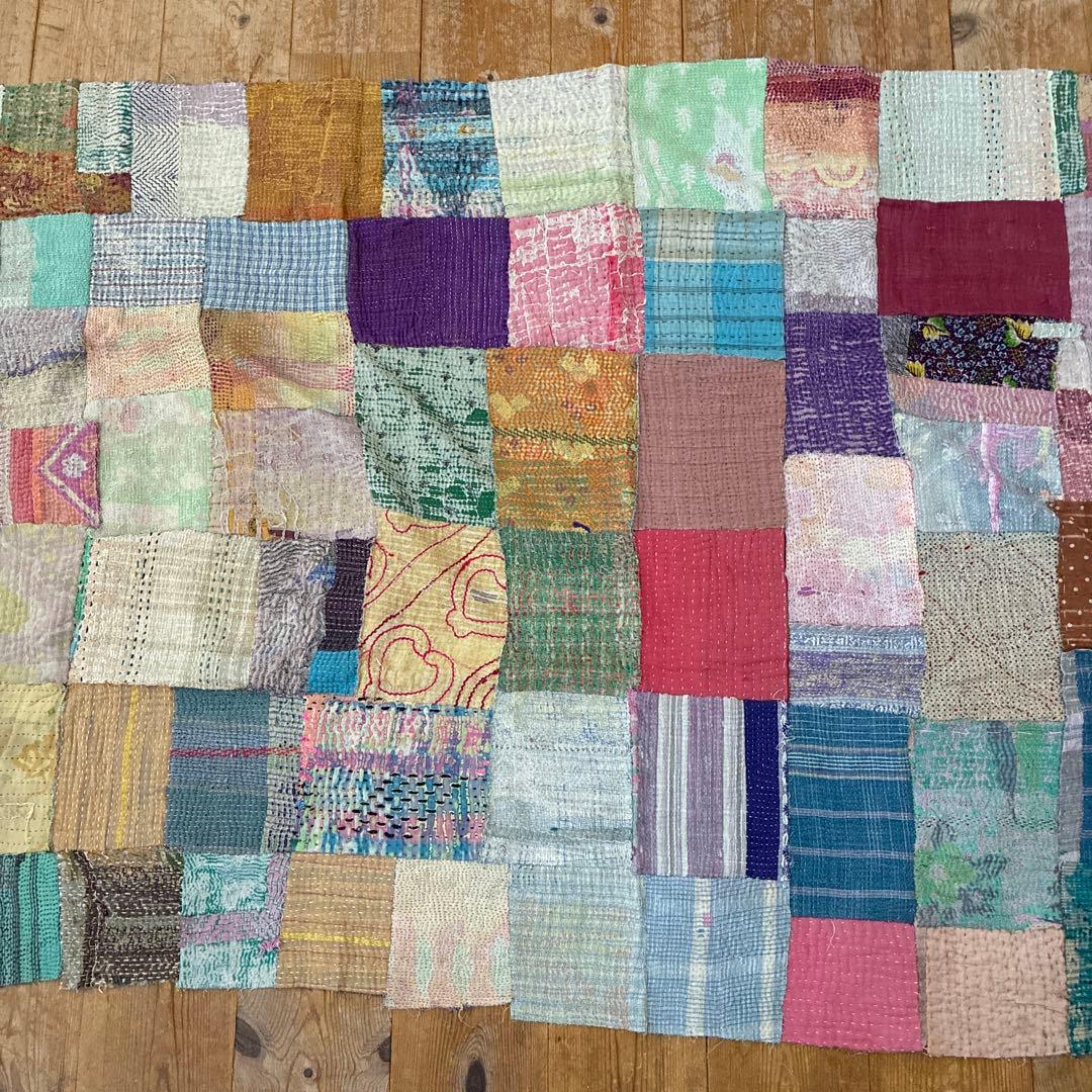 インドのヴィンテージキルト　カンタキルトの端切れで作った大きなパッチワーク