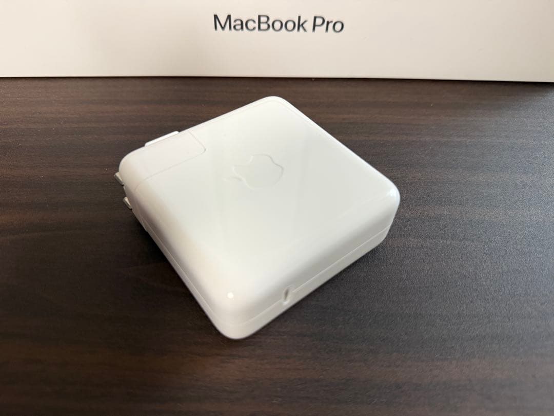 M1 MacBookPro 13.3 16GB 1TB USキー 中古 オマケ付