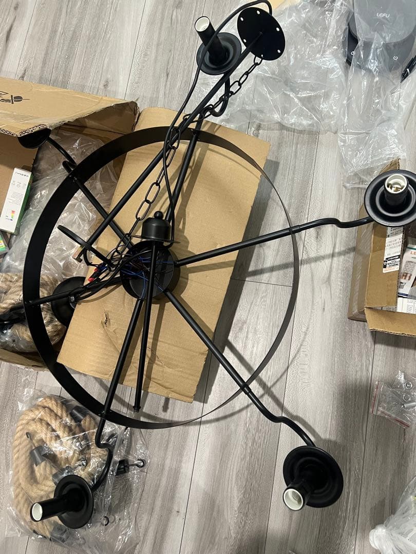 ロープと金属の6灯シャンデリア