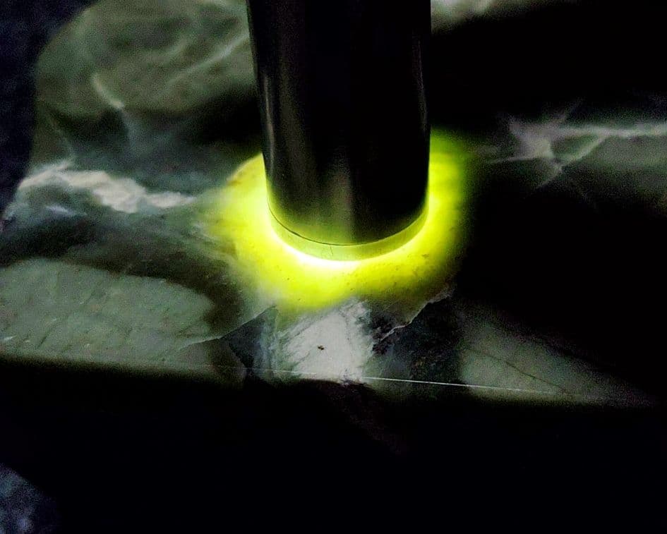 ★翡翠原石★幻の翡翠【秩父軟玉・三沢ヒスイ2面カット663ｇ】