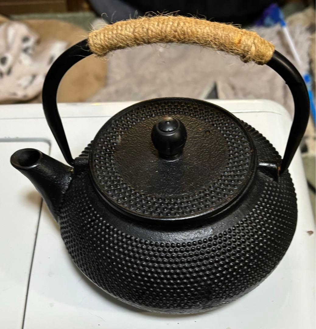 ☆渋い黒い南部鉄器、鋳鉄製鉄瓶 突起模様＆湯呑み陶器の2種