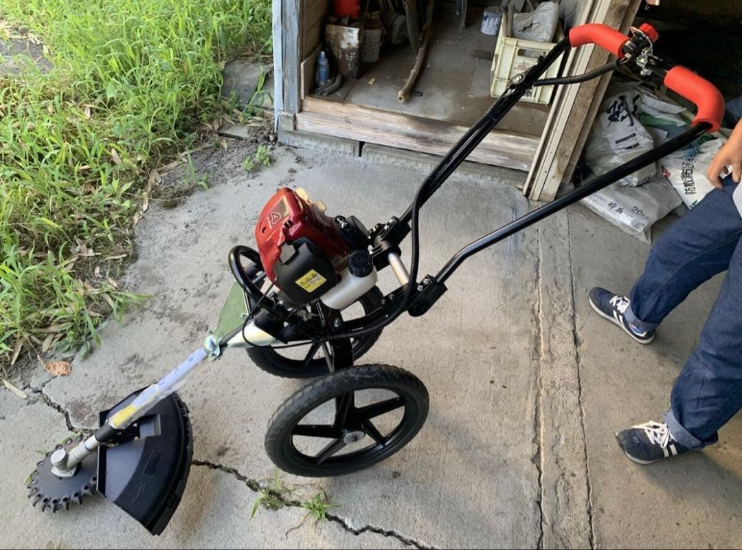 新品同様　肩掛け不要！手押し車の様なエンジン草刈機！手押し式　ビビー　AS23