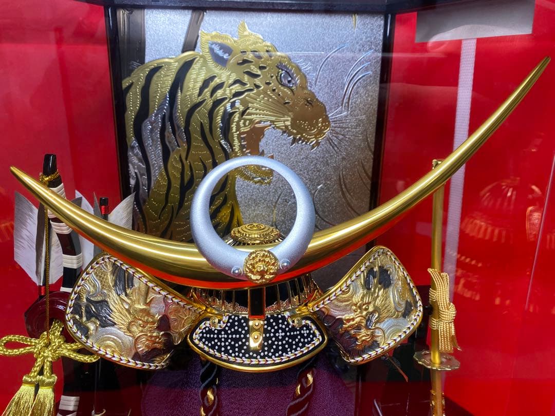 上杉謙信　五月人形　兜飾り　六角パノラマアクリルケース入