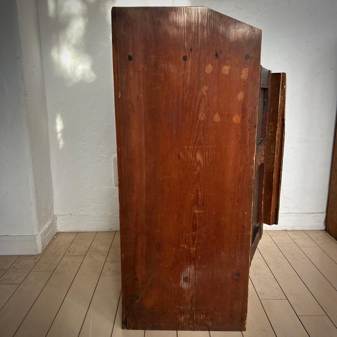 小柄な古家具の棚