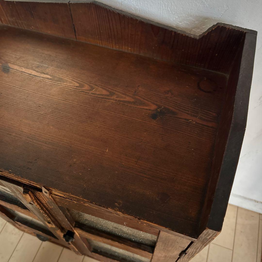 小柄な古家具の棚