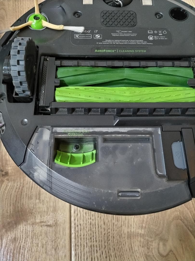 ロボット掃除機本体（ルンバi7+、2020年購入）