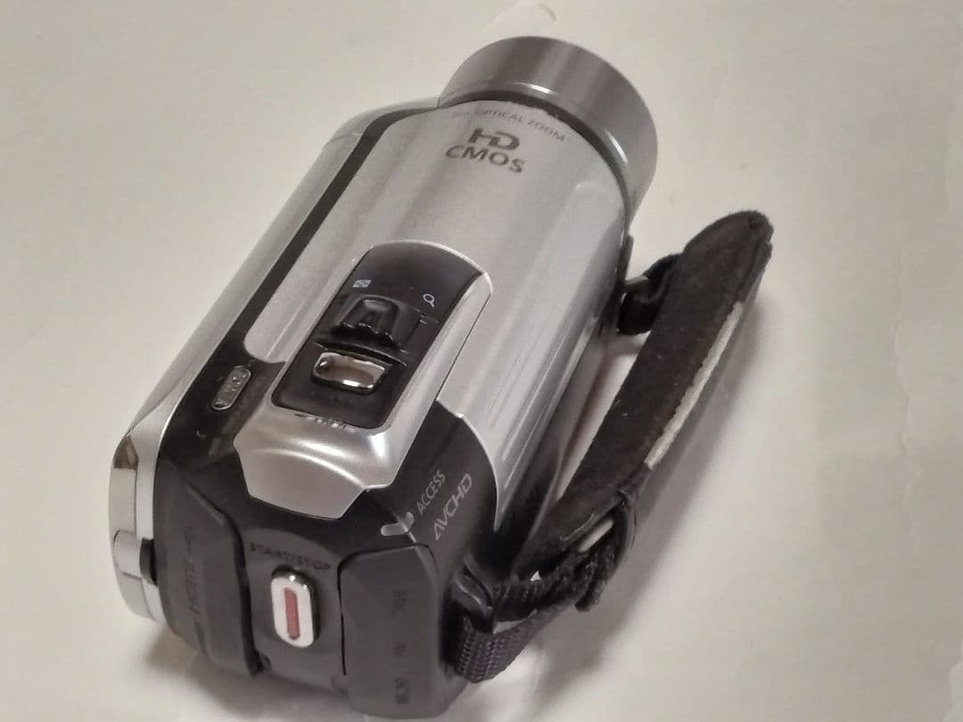 付属品は説明書、アダプター、バッテリー、接続ケーブルです。