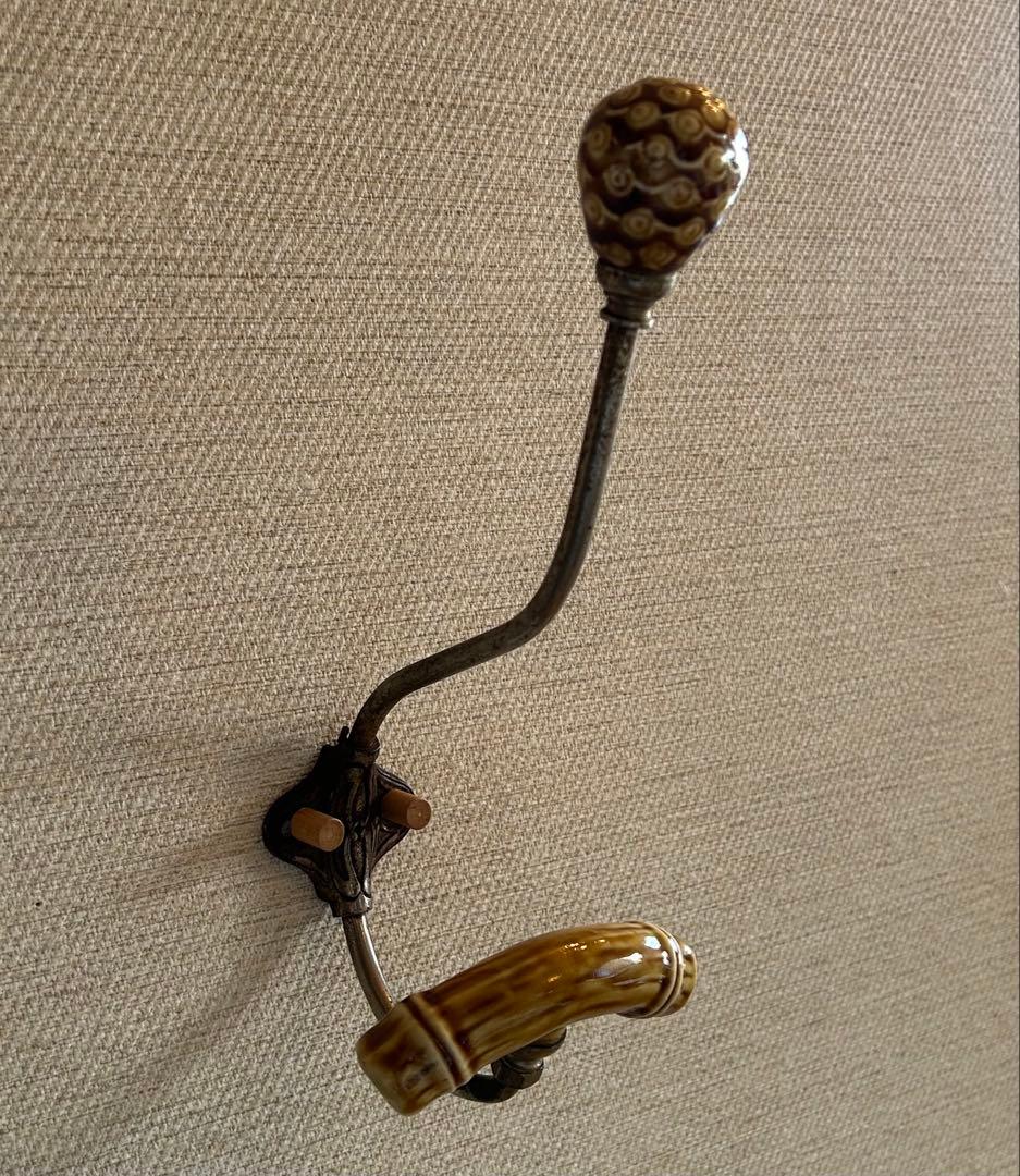 アンティーク　装飾的な陶器ハンドルのウォールフック