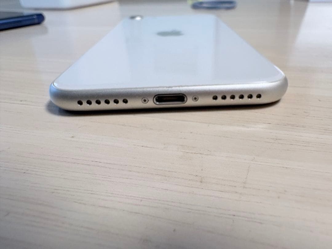 Apple iPhone SE 第3世代　ホワイト 本体